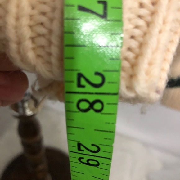 Womens Cream and Green Wool Sweater. Size Large. - Picture 5 of 6